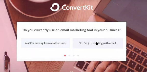 «Используете ли вы в настоящее время какой-либо сервис по автоматизации email-маркетинга?» — микро-опрос сервиса ConverKit, реализованный в формате модала-карусели